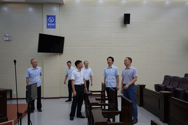 雷院长调研1.jpg